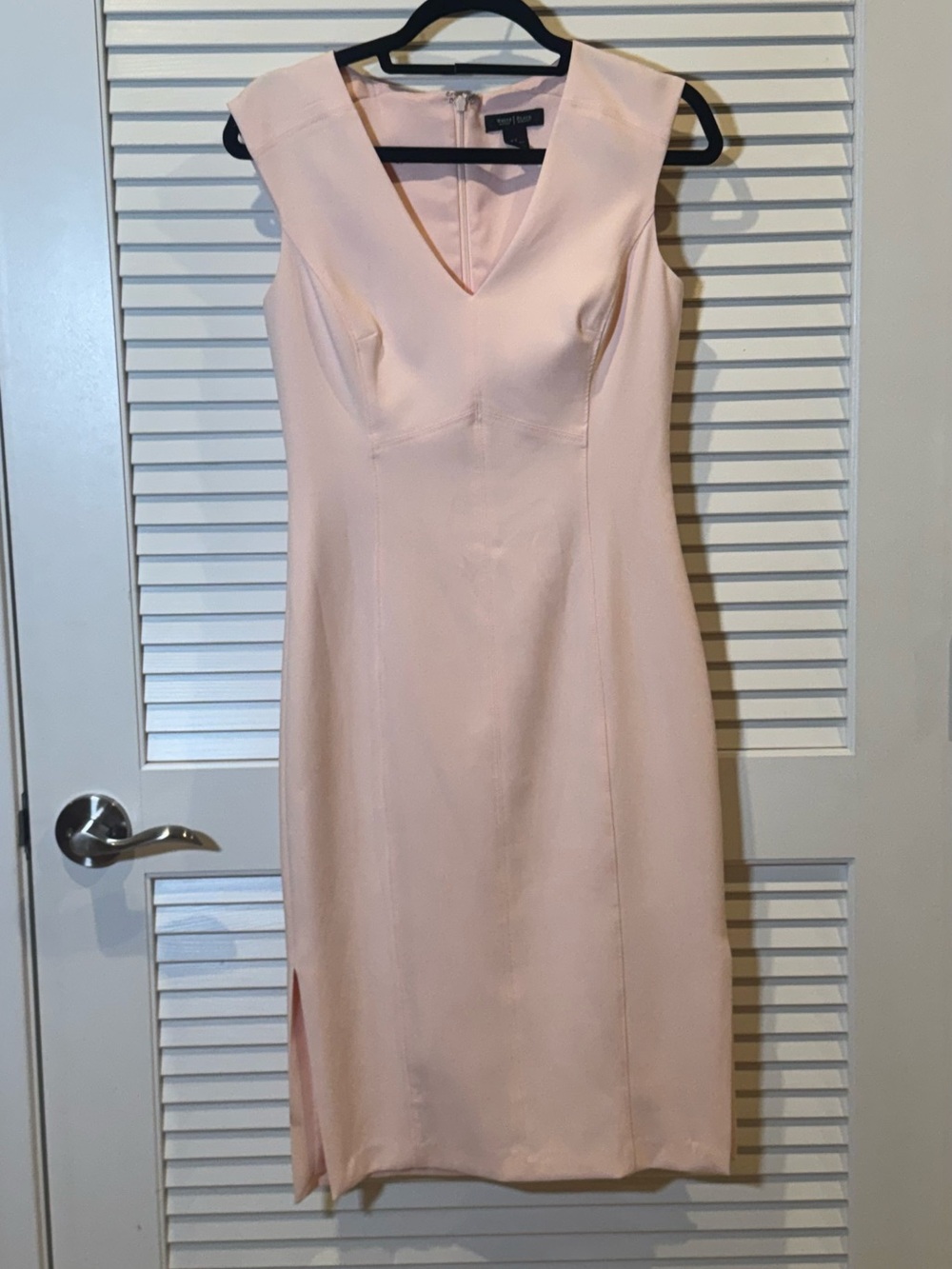 White House Black Market Classic Sleeveless V-Neck Sheath Dress in Blush size 2.